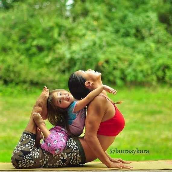 Dengan Yoga, Ibu ini terlihat Sexy, dan mempunyai 600,000 pengikut di Instagram .