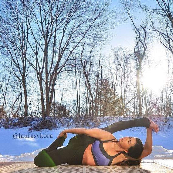 Dengan Yoga, Ibu ini terlihat Sexy, dan mempunyai 600,000 pengikut di Instagram .