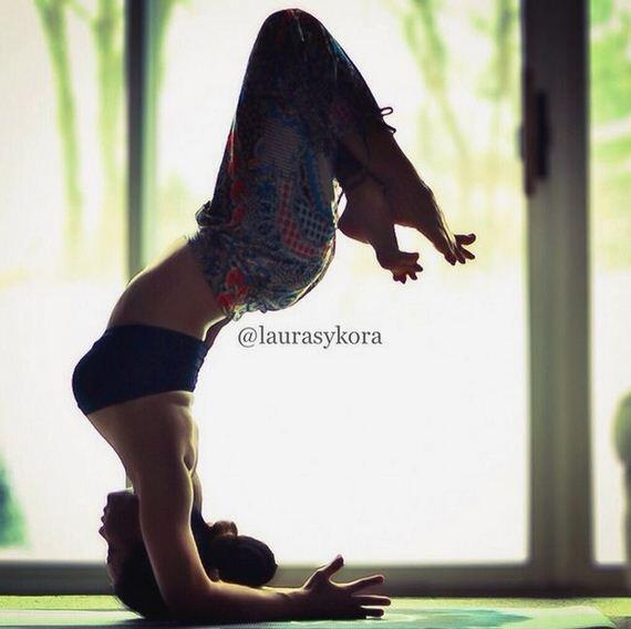 Dengan Yoga, Ibu ini terlihat Sexy, dan mempunyai 600,000 pengikut di Instagram .