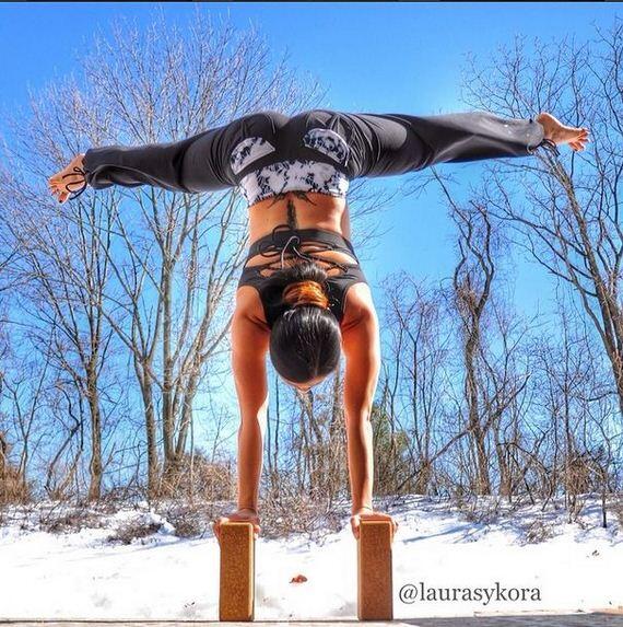 Dengan Yoga, Ibu ini terlihat Sexy, dan mempunyai 600,000 pengikut di Instagram .