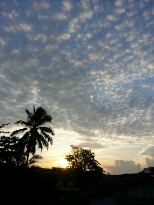 Indahnya langit pagi di belakang rumah ane