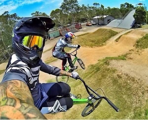 12 Foto Selfies ini Berada di Tingkatan yang Berbeda (Extreme) . .
