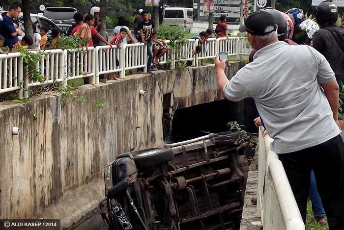 Breaking News! Suzuki Escudo &quot;ditching&quot; di Gorong-gorong Banjar Wijaya