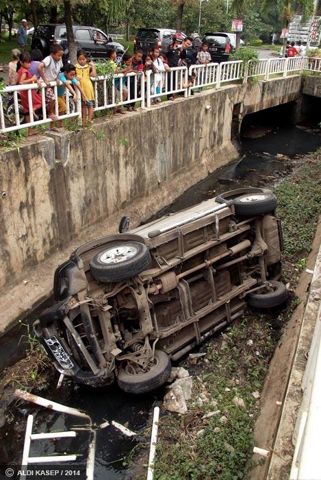 Breaking News! Suzuki Escudo &quot;ditching&quot; di Gorong-gorong Banjar Wijaya