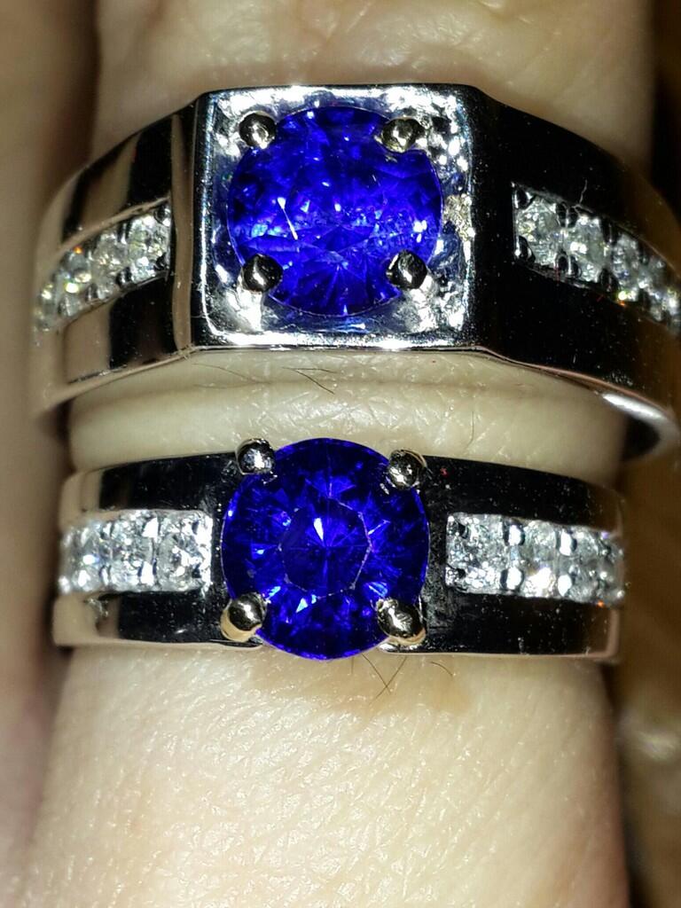 Terjual Sepasang cincin emas berlian with Vivid Blue 