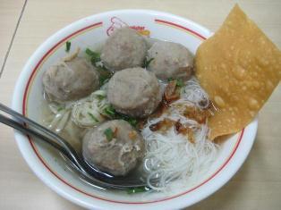 Cara Orang Indonesia Makan Bakso