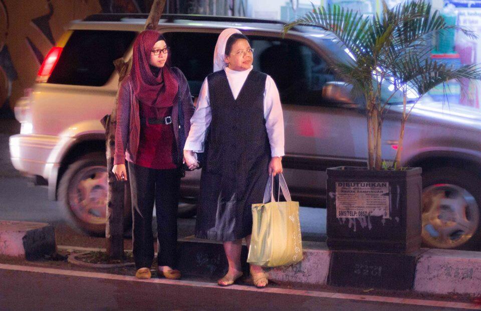 Walaupun beda agama tetap selaras :)