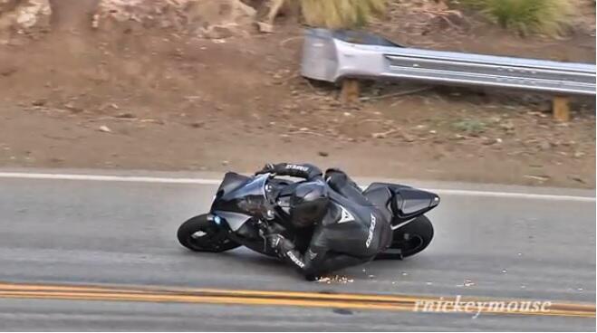 Ini Orang Ultimate Greget, Nikung Gaya Marc Marquez Pake Yamaha R1 Di Jalan Raya...