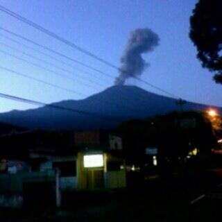 (WARNING) BANYUMAS DAN SEKITARNYA GUNUNG SLAMET ERUPSI !!