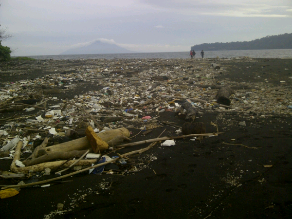 Miris Gan, Sampah di Bibir Pantai Anak Gn. Krakatau