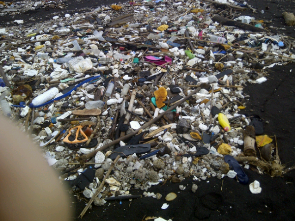 Miris Gan, Sampah di Bibir Pantai Anak Gn. Krakatau