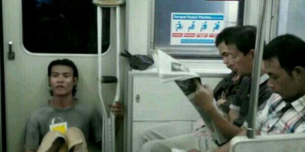 Matinya Rasa Empati di Atas Commuter Line