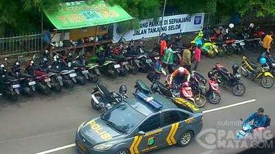 &#91;Indonesia Banget!&#93;Larangan itu cuma buat bikin Spanduk aja..