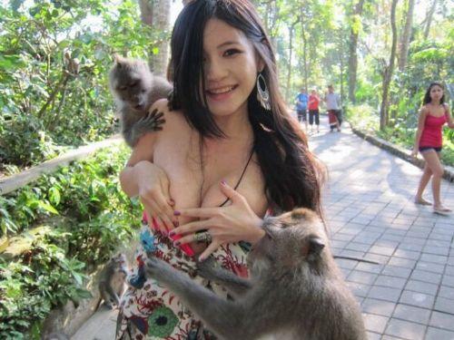 KENAKALAN PEREMPUAN YANG NAKAL