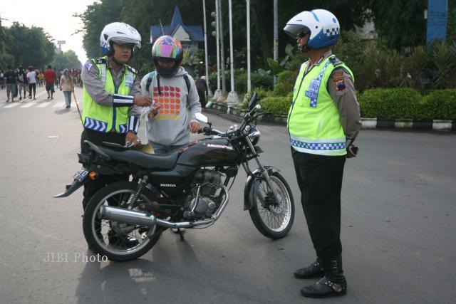 ORANG GILA KENA TILANG, PETUGASNYA DI TENDANG 
