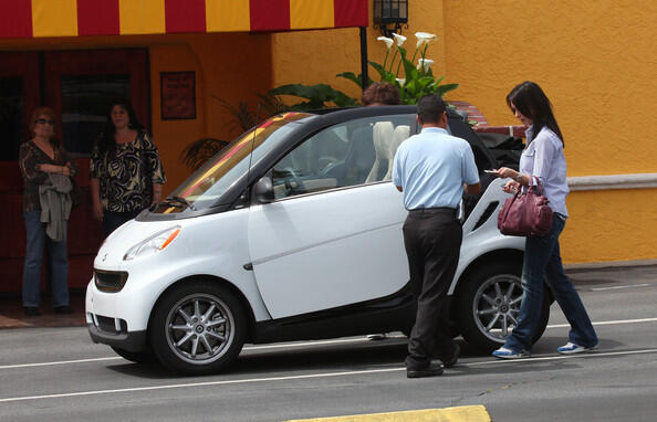 “Lucunya” Selebriti Dunia dan Mobil Smart Miliknya