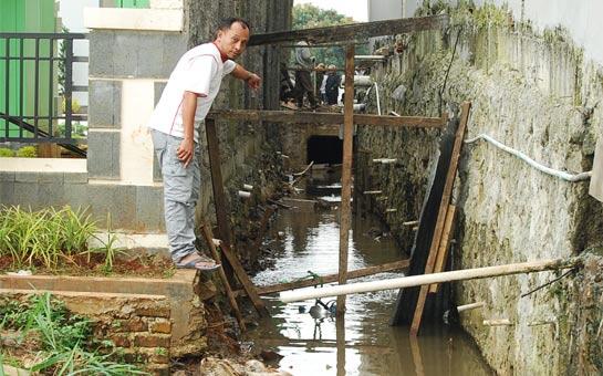Depo Bangunan Tutup Saluran Irigasi Warga