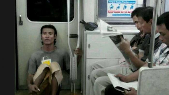 Penyandang Cacat Ini Duduk di Bawah, Tiga Orang Necis Lain Baca Koran di Atasnya