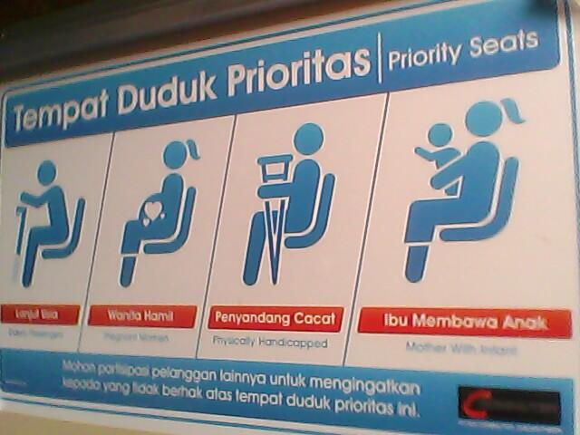 Penyandang Cacat Ini Duduk di Bawah, Tiga Orang Necis Lain Baca Koran di Atasnya