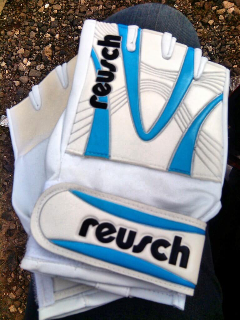 Jual Glove Keeper/ Sarung Tangan Kiper Futsal REUSCH! LANGKA GAN