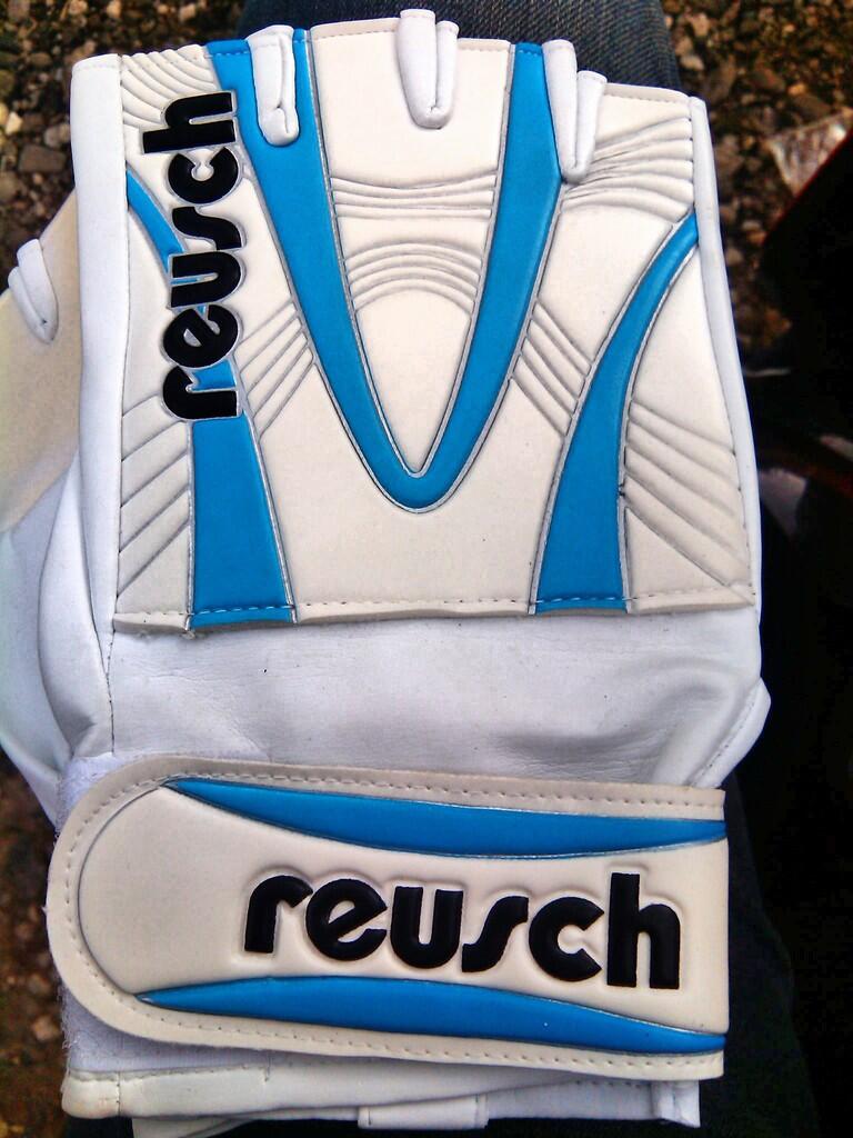 Jual Glove Keeper/ Sarung Tangan Kiper Futsal REUSCH! LANGKA GAN