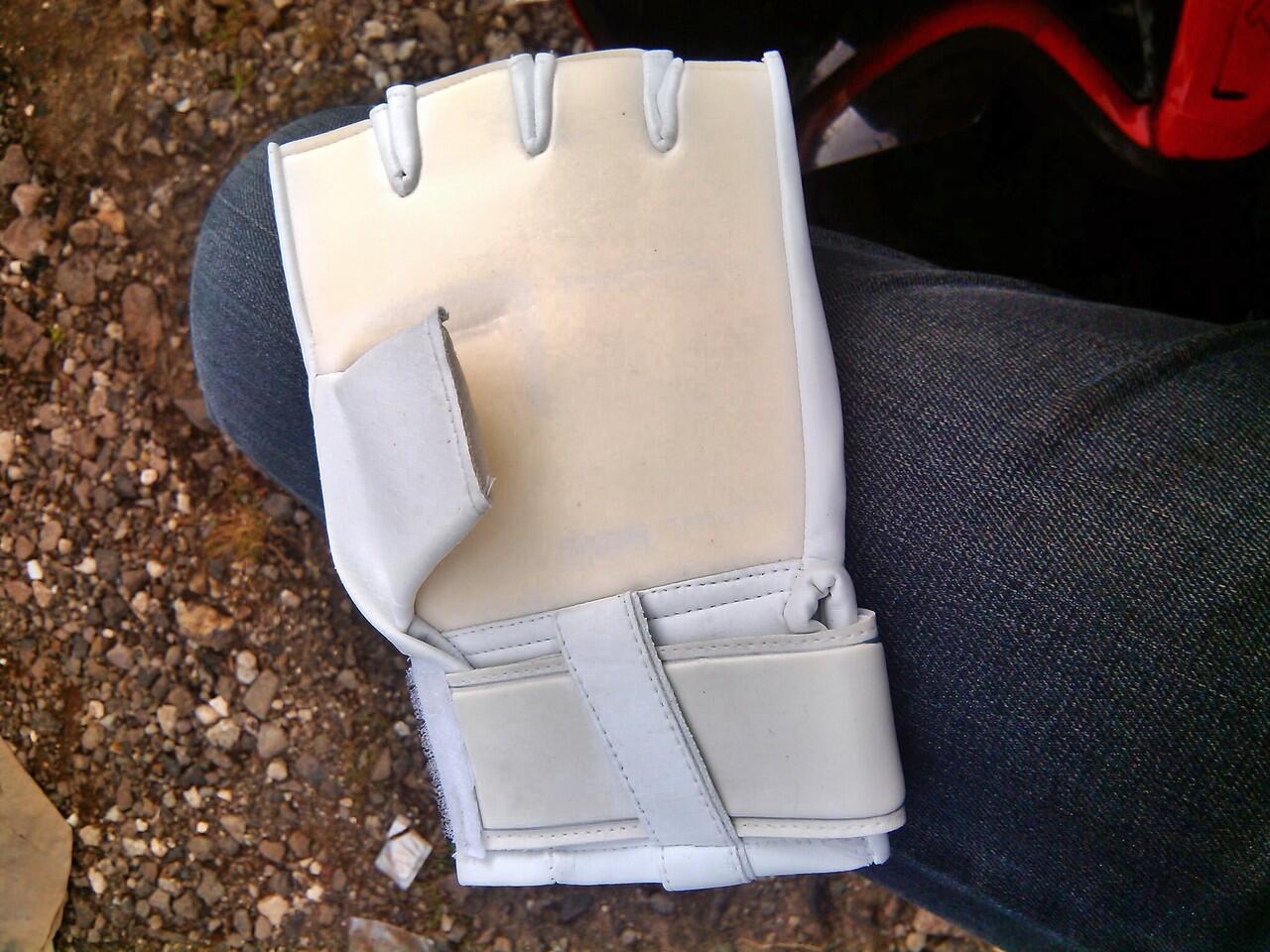 Jual Glove Keeper/ Sarung Tangan Kiper Futsal REUSCH! LANGKA GAN