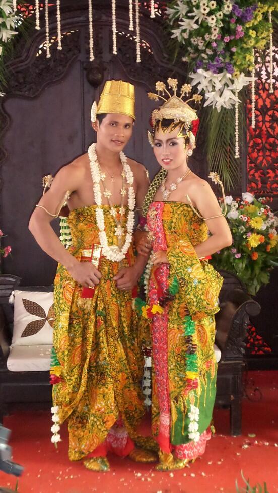 Terjual Menyediakan Jasa Tata Rias Pengantin  Adat Jawa  