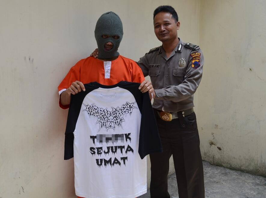 di amankan polisi gara2 menjual kaos oblong berbau pornografi