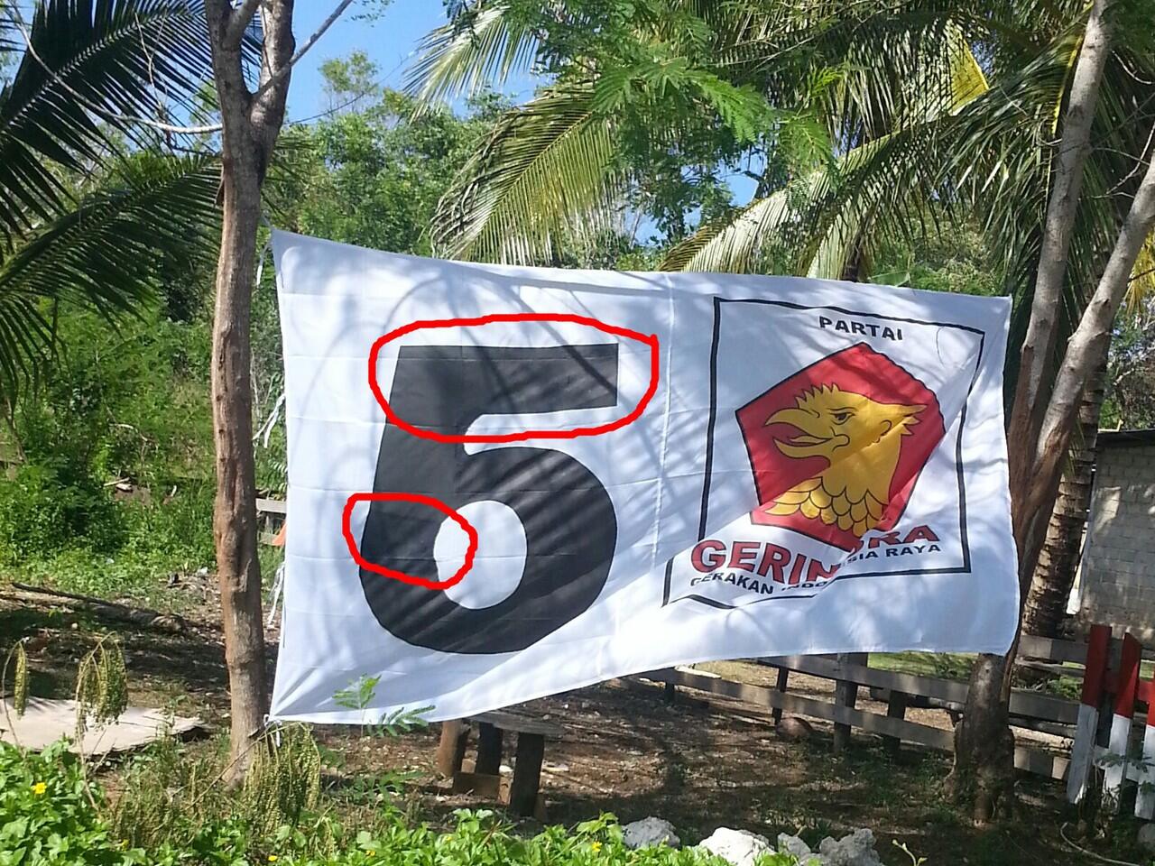 Sepertinya ada yang salah dengan foto ini 