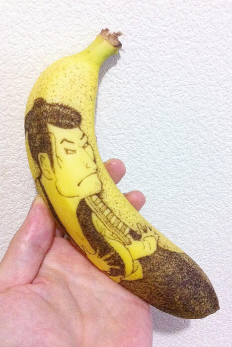 Saat Kulit Pisang Menggantikan Kanvas
