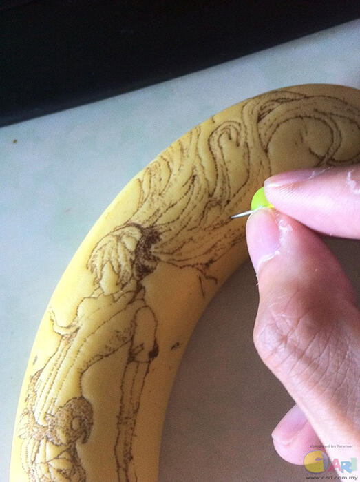 Saat Kulit Pisang Menggantikan Kanvas