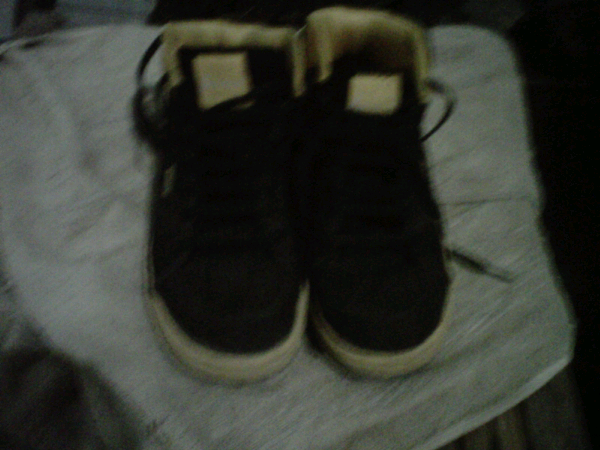 SEPATU MERK LEAGUE WARNA HITAM KOMBINASI PUTIH SIZE 43. Masih wutuh.