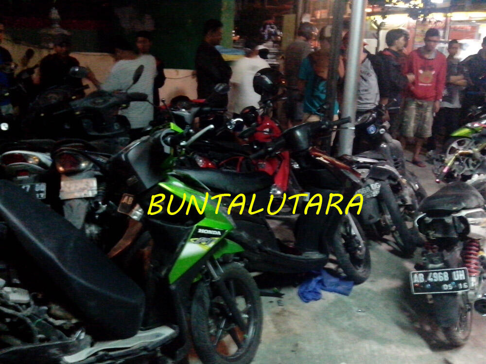 Mobil tabrak warnet 10 motor hancur...........