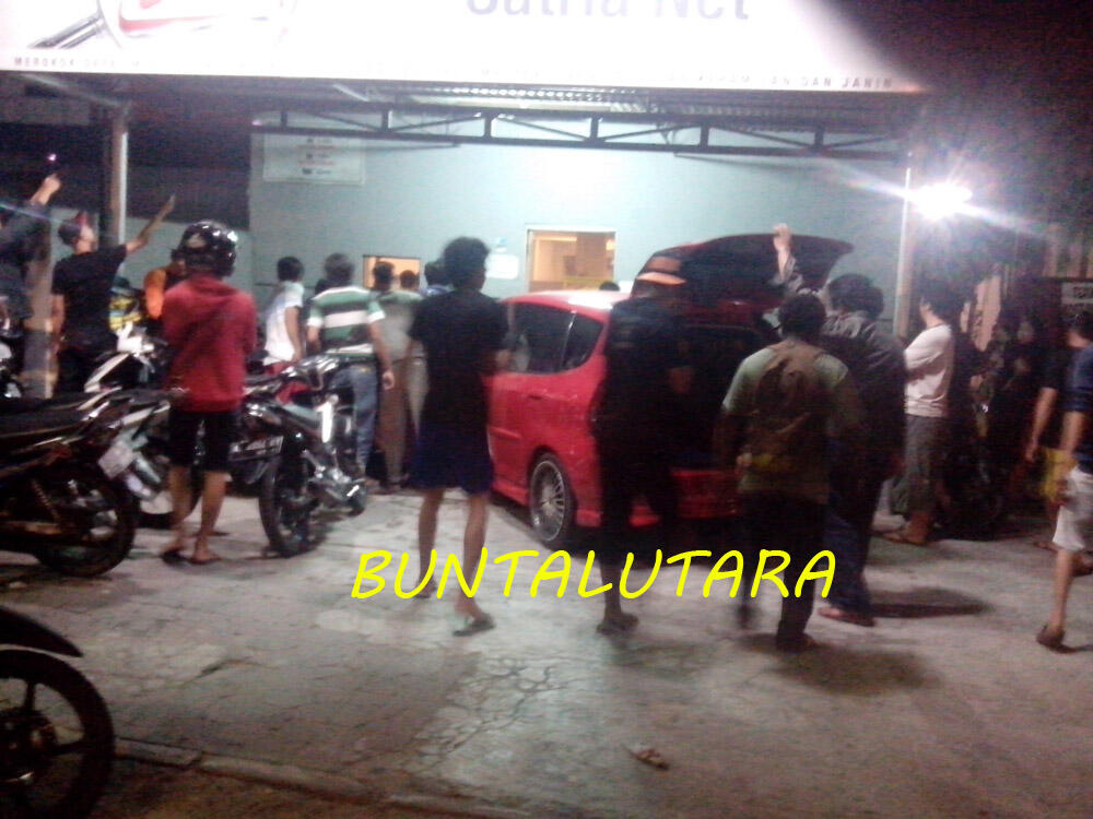 Mobil tabrak warnet 10 motor hancur...........