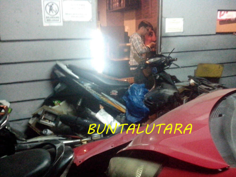 Mobil tabrak warnet 10 motor hancur...........