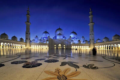 Wow, Masjid Ini Selain terbesar juga megahh gan !!!! 