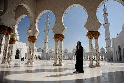 Wow, Masjid Ini Selain terbesar juga megahh gan !!!! 