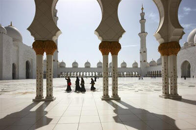 Wow, Masjid Ini Selain terbesar juga megahh gan !!!! 