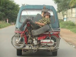 ane pengen tau gan, pengalaman nyebelin agan kalo naek mobil umum gan ?