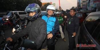 Horeee.. masuk berita : Takut Kena Macet, Aher Naik Motor ke Kampanye PKS