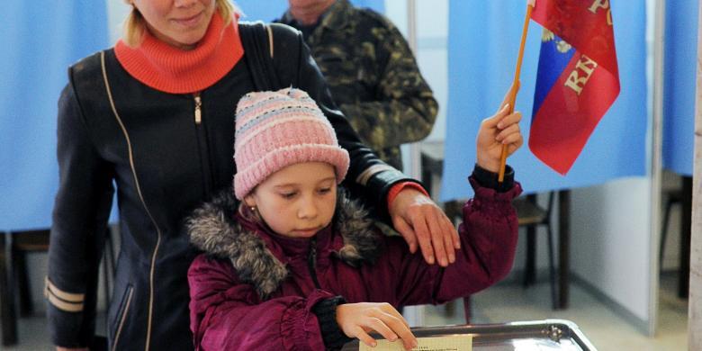 Referendum Crimea, Bendera Rusia Dibagikan