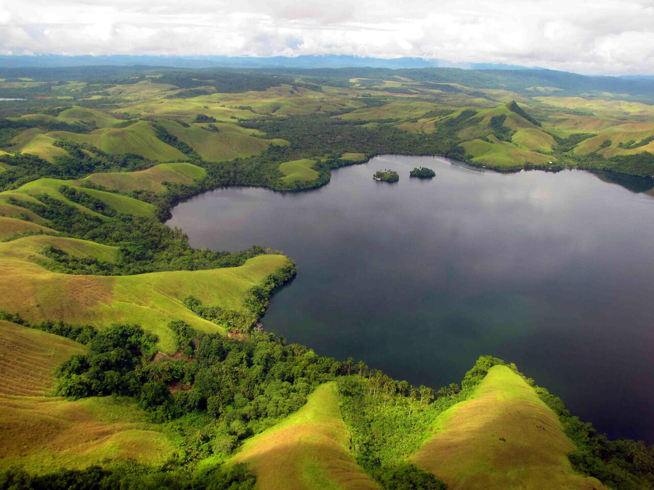 6 Danau di Indonesia yang Luas Bagai Lautan