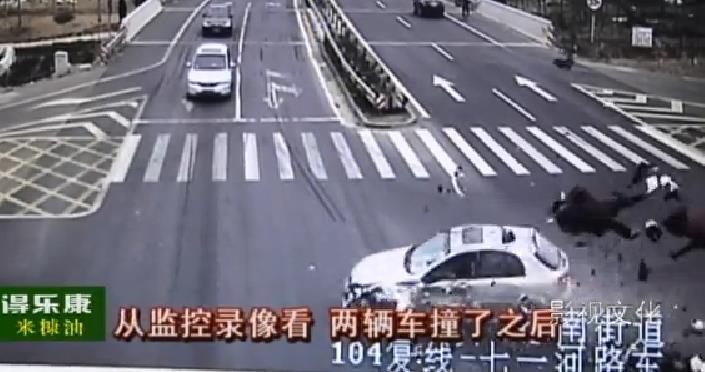 Terekam CCTV : Sepasang suami istri melanggar lampu merah, tertabrak melayang diudara