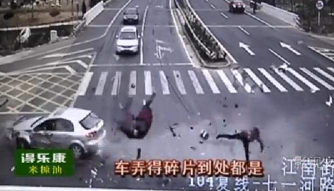 Terekam CCTV : Sepasang suami istri melanggar lampu merah, tertabrak melayang diudara