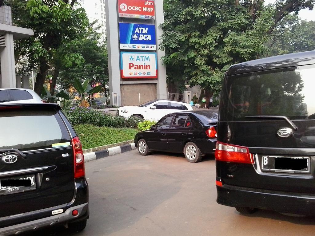 &#91;Depan Apartemen KALIBATA&#93; Ketika Badan Jalan Menjadi Parkir Mobil