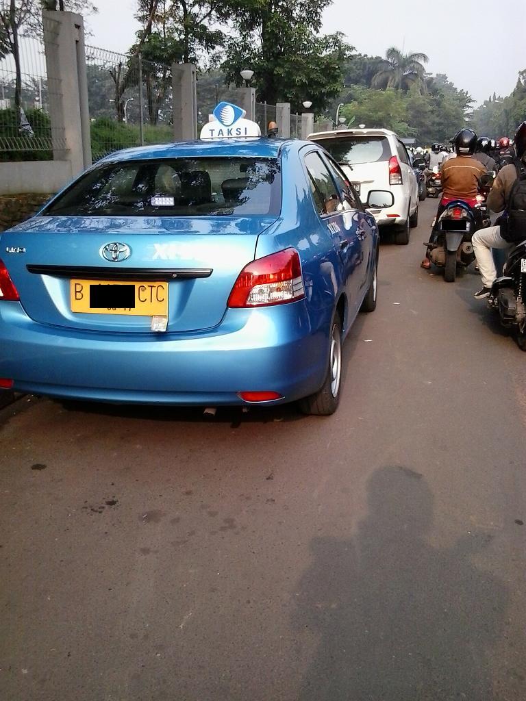 &#91;Depan Apartemen KALIBATA&#93; Ketika Badan Jalan Menjadi Parkir Mobil