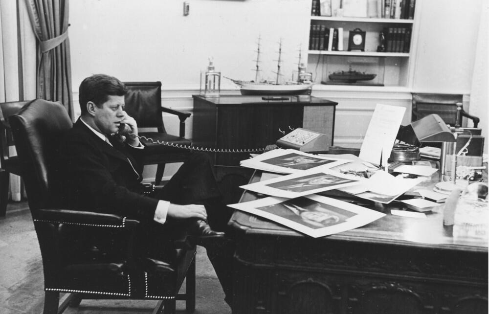 Inilah Gaya Bertelepon Para Presiden USA, Gimana Dengan gaya Ente ???