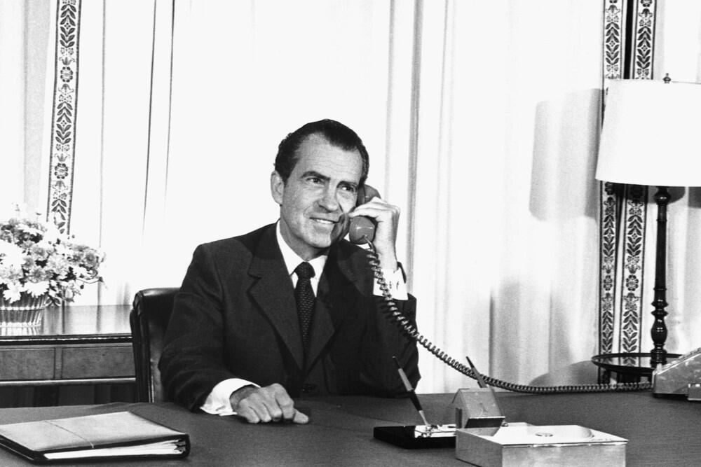 Inilah Gaya Bertelepon Para Presiden USA, Gimana Dengan gaya Ente ???