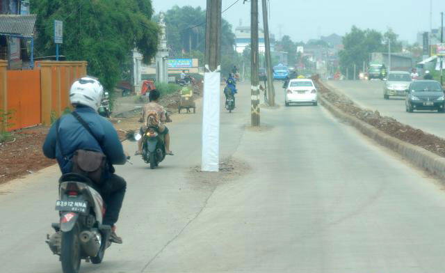 Hanya di Indonesia Tiang Listrik dan Jalan Raya Dapat Berdiri Selaras