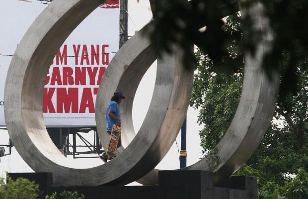 Aksi Nekat Remaja Bermain Skateboard di Tugu Angkatan 66